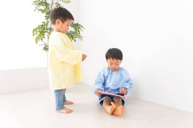 Çocuklar anaokulunda eğleniyor.