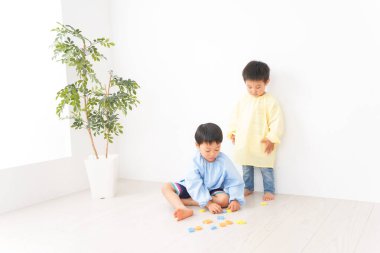 Çocuklar anaokulunda eğleniyor.