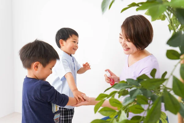 Young Mother Put Eradication Spray Children — Stock Photo, Image