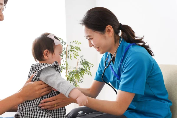 Ung Läkare Som Ska Genomgå Läkarundersökning Barnet — Stockfoto