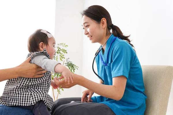 Giovane Medico Che Una Visita Medica Del Bambino — Foto Stock