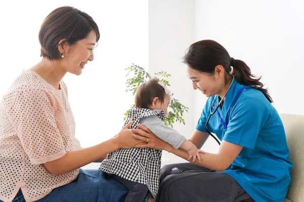 Jeune Médecin Ayant Examen Médical Bébé — Photo