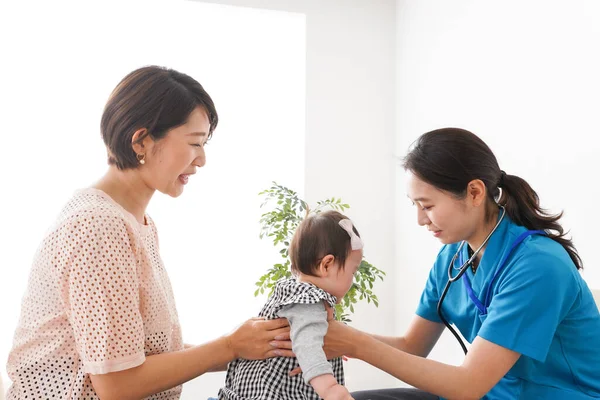 Giovane Medico Che Una Visita Medica Del Bambino — Foto Stock