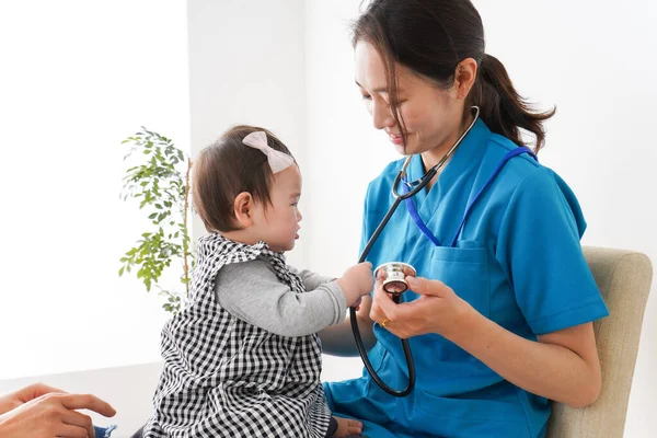 Genç Doktor Bebeğin Tıbbi Muayenesini Yapıyor — Stok fotoğraf