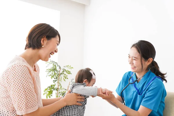 Jeune Médecin Faisant Examen Médical Bébé — Photo