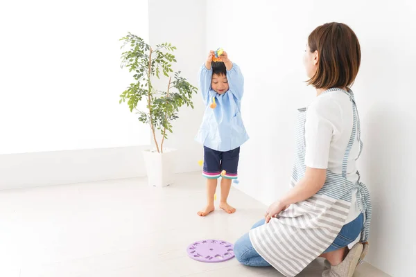 Kinder Und Lehrer Spielen Kindergarten — Stockfoto