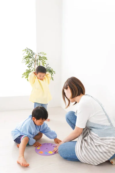 Kinder Und Lehrer Spielen Kindergarten — Stockfoto