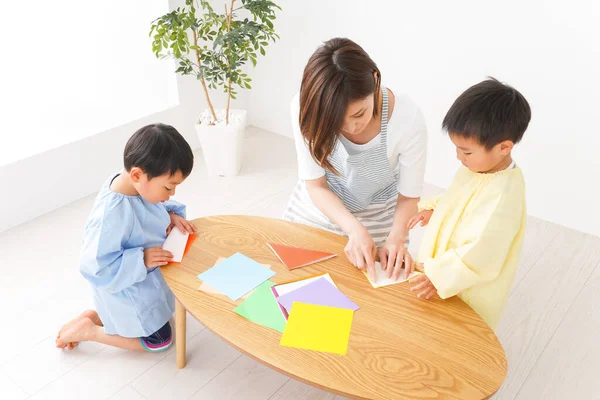 Niños Maestros Hacen Origami Jardín Infantes — Foto de Stock