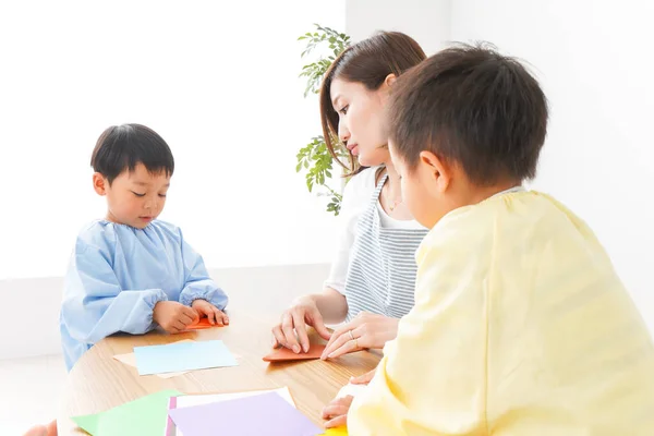 Barn Och Lärare Gör Origami Dagis — Stockfoto