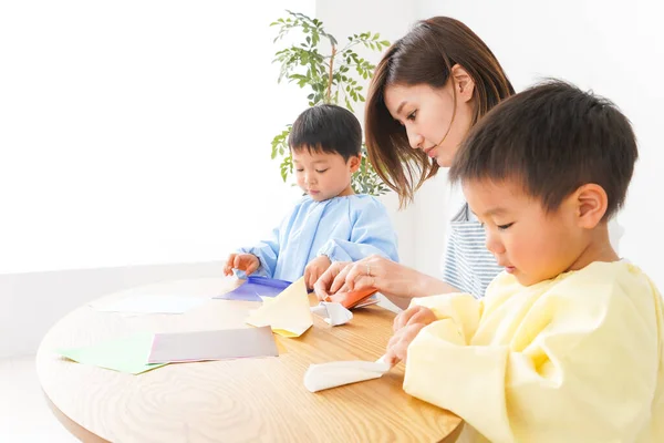 Παιδιά Και Δάσκαλοι Κάνουν Origami Στο Νηπιαγωγείο — Φωτογραφία Αρχείου
