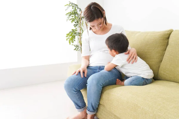 Niños Madre Jugando Casa — Foto de Stock