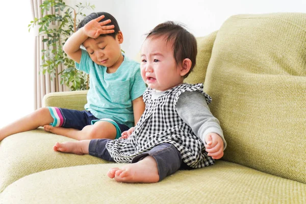 Pojken Tar Hand Gråtande Vän — Stockfoto