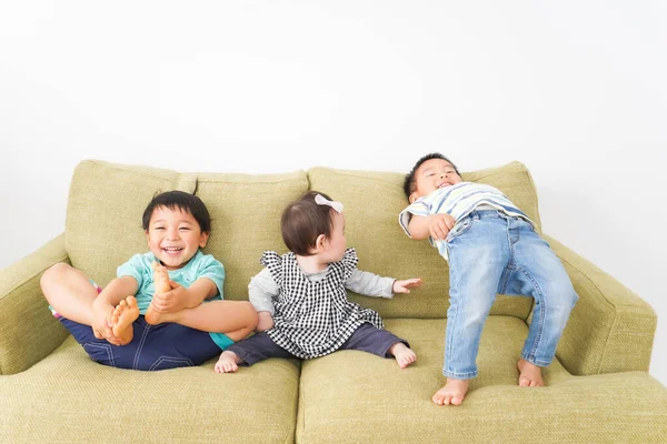 Діти Грають Щасливо Вдома — стокове фото