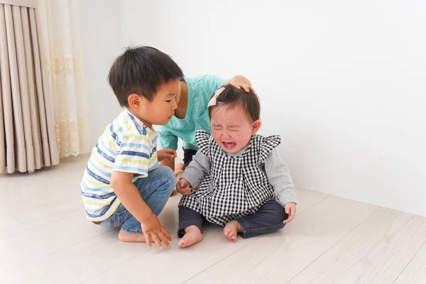 Barn Leker Lyckligt Hemma — Stockfoto
