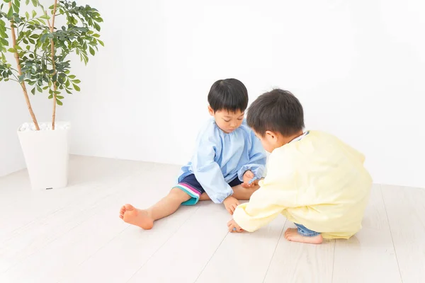 Meninos Estão Desfrutando Jardim Infância — Fotografia de Stock