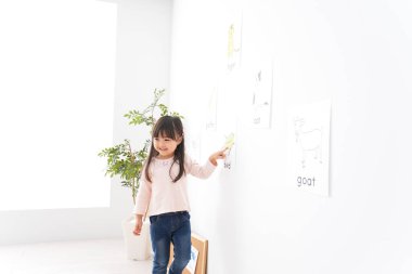 Çocuklar sınıfta İngilizce çalışırlar.