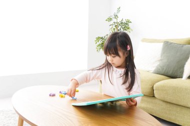 Kız evde gülücüklerle oynuyor