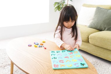 Kız evde gülücüklerle oynuyor