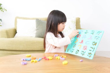 Kız evde gülücüklerle oynuyor