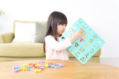 Kız evde gülücüklerle oynuyor