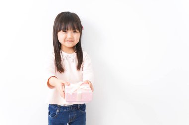 Hediye kutusu olan küçük Asyalı kız.