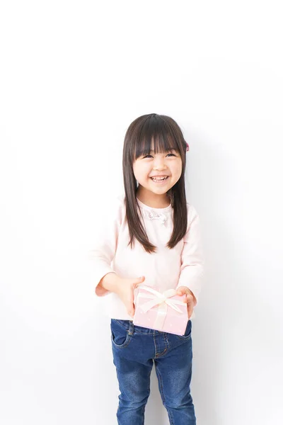 Kis Ázsiai Lány Ajándékdobozzal — Stock Fotó