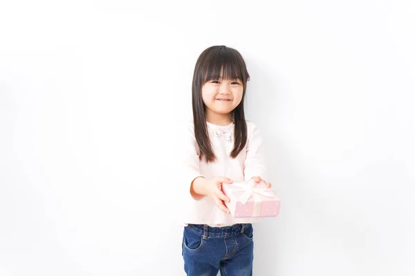 Petite Fille Asiatique Avec Boîte Cadeau — Photo