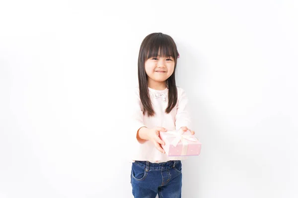 Piccola Ragazza Asiatica Con Scatola Regalo — Foto Stock