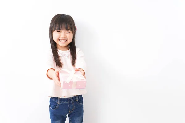 Pequeña Chica Asiática Con Caja Regalo —  Fotos de Stock