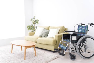 Bariyersiz konut imajı. Odadaki tekerlekli sandalye.