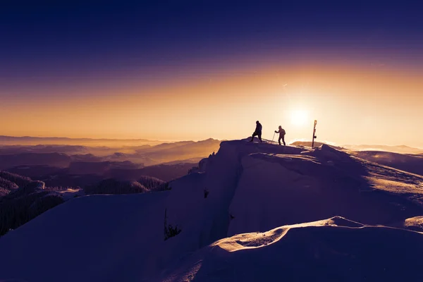 Alpinista nascer do sol neve cume aurora dourada — Fotografia de Stock