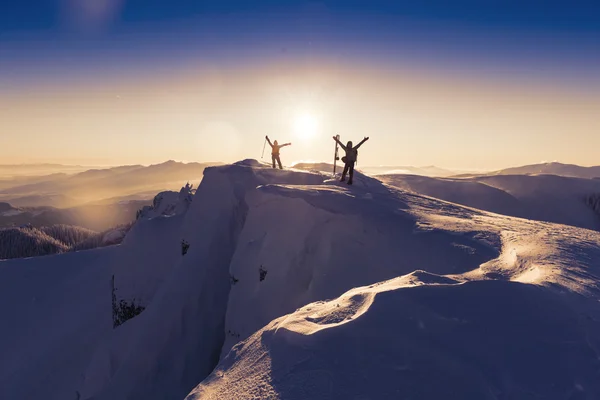 Gente feliz en la cima de la montaña — Foto de Stock