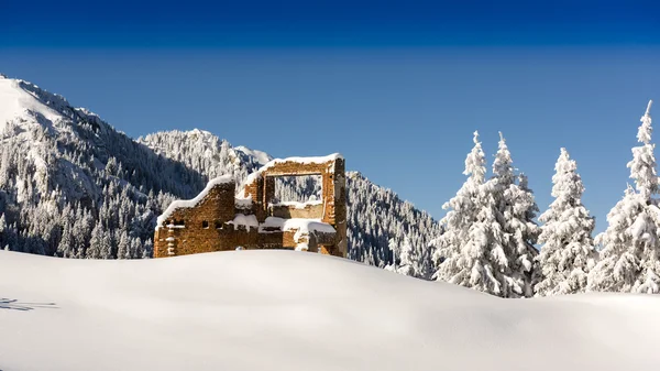 Mountain hut ruins — Stock Photo, Image