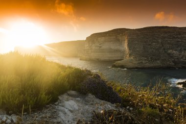 Gün batımında Xlendi Bay Gozo Adası, Malta