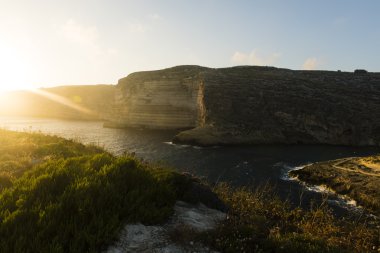 Gün batımında Xlendi Bay Gozo Adası, Malta
