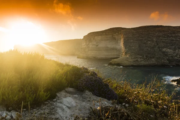 Gün batımında Xlendi Bay Gozo Adası, Malta