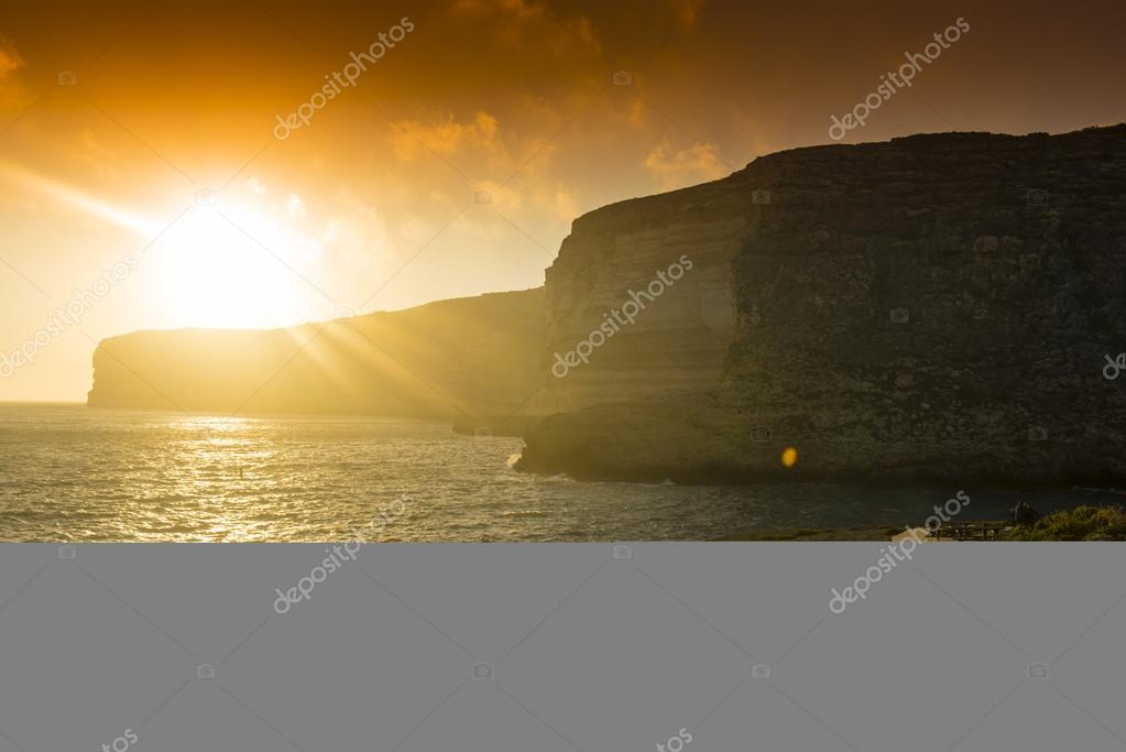 Xlendi Bay Au Coucher Du Soleil à Lîle De Gozo Malte
