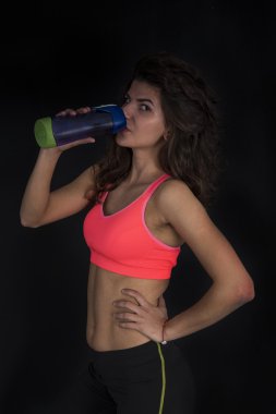 Stüdyo fitness portre siyah arka plan üzerine izole