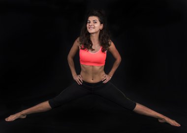 Stüdyo fitness portre siyah arka plan üzerine izole