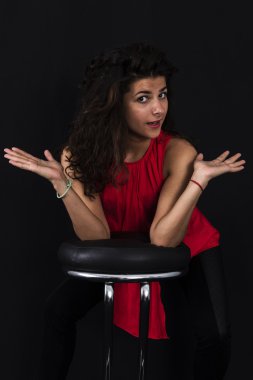 Kırmızılı kadın