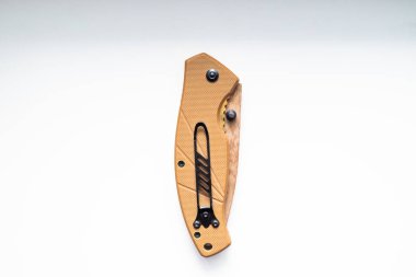 Beyaz arka planda katlanan avcı bıçağı