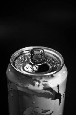 El gri bir alüminyum kutu açar.