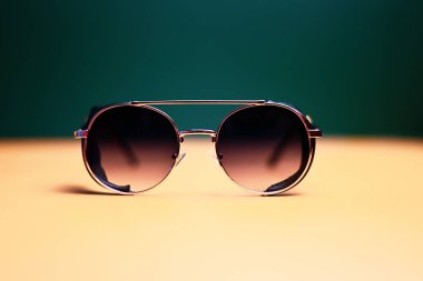 Siyah arka planda deri parçaları olan steampunk güneş gözlüğü. Yüksek kalite fotoğraf