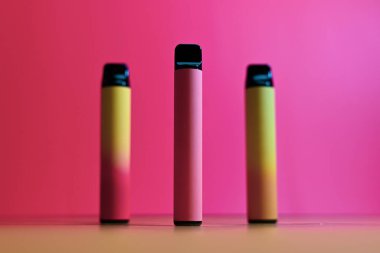 Koyu arkaplanda deri parçaları olan steampunk güneş gözlüğü.