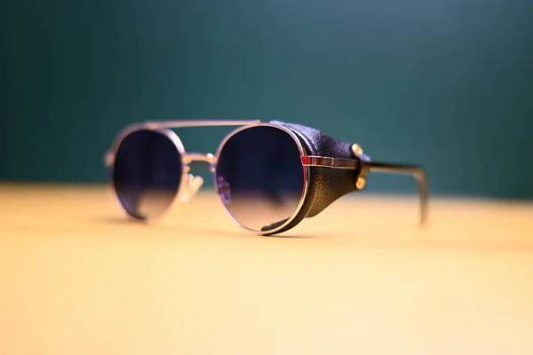 Gafas Sol Steampunk Con Inserciones Cuero Sobre Fondo Oscuro Foto —  Fotos de Stock