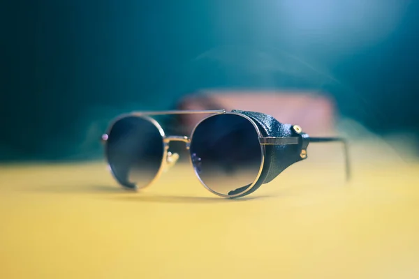 Óculos de sol steampunk com inserções de couro com fumaça no fundo escuro — Fotografia de Stock