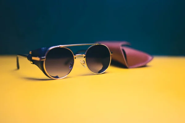 Óculos de sol steampunk com caixa de couro em fundo escuro — Fotografia de Stock
