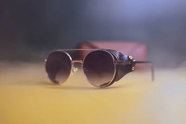 Steampunk solglasögon med läderfodral på mörk bakgrund — Stockfoto