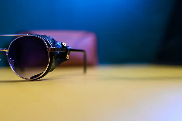 Okulary przeciwsłoneczne steampunk ze skórzanym etui na ciemnym tle — Zdjęcie stockowe
