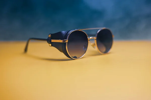 Óculos de sol steampunk com inserções de couro com fumaça no fundo escuro — Fotografia de Stock